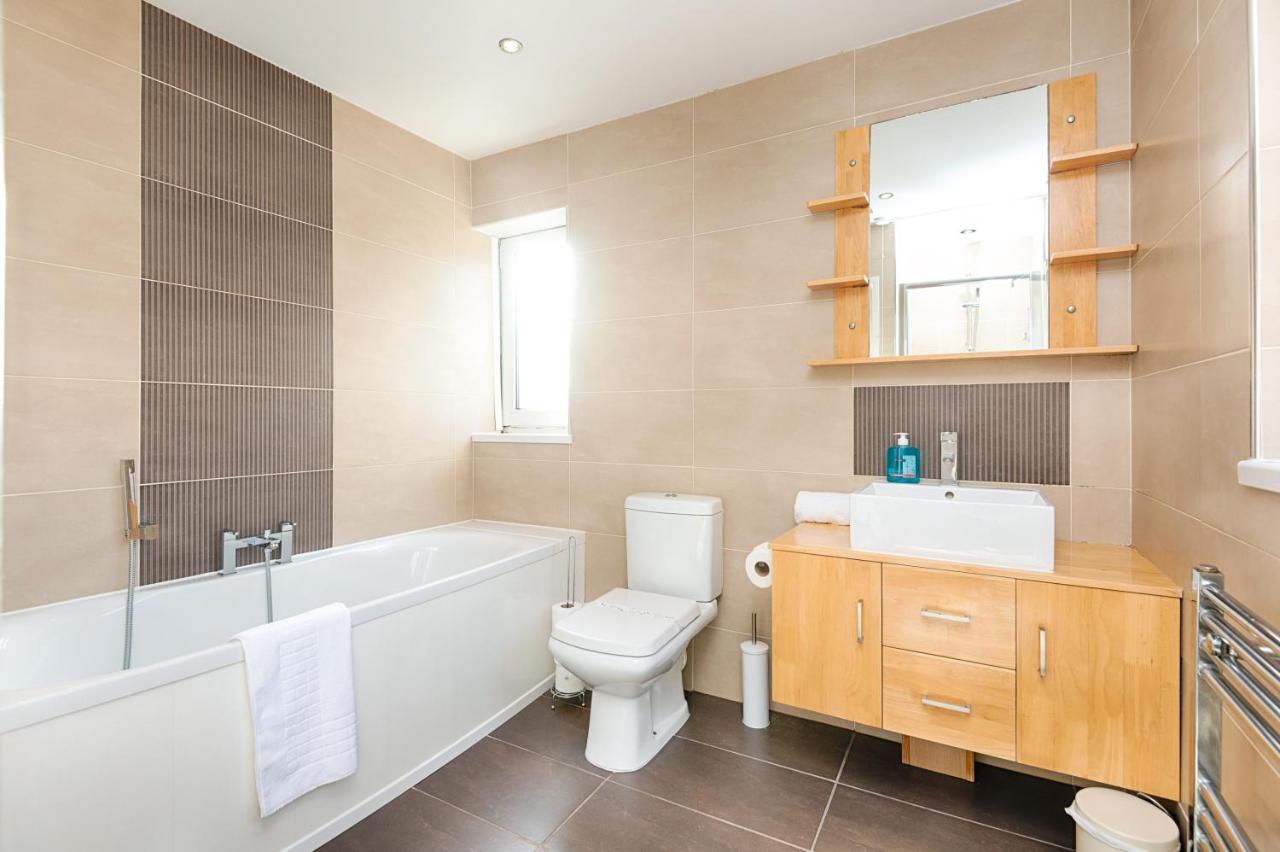 Parking, Garden, En-Suite & Tv'S In All Rooms, Large Living Space Swansea Extérieur photo