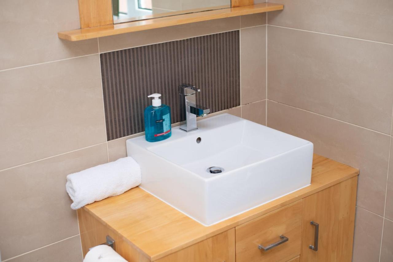 Parking, Garden, En-Suite & Tv'S In All Rooms, Large Living Space Swansea Extérieur photo